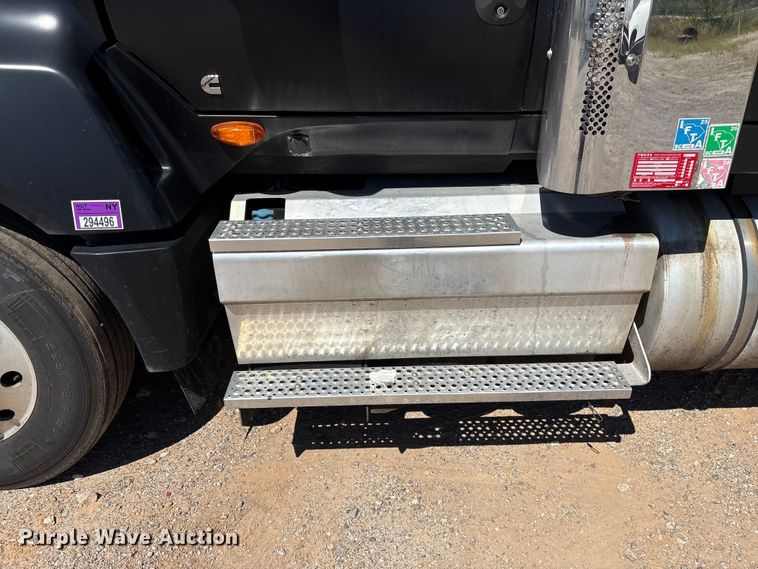 image for item EF1223 2021 International LT625 semi truck