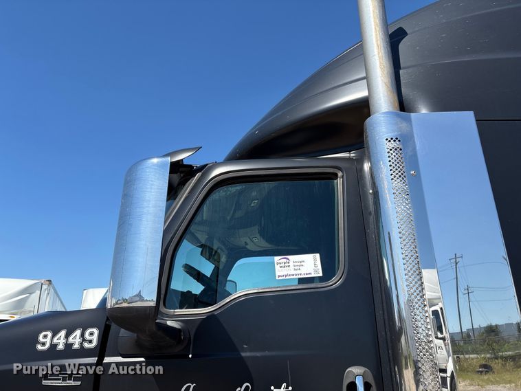 image for item EF1223 2021 International LT625 semi truck