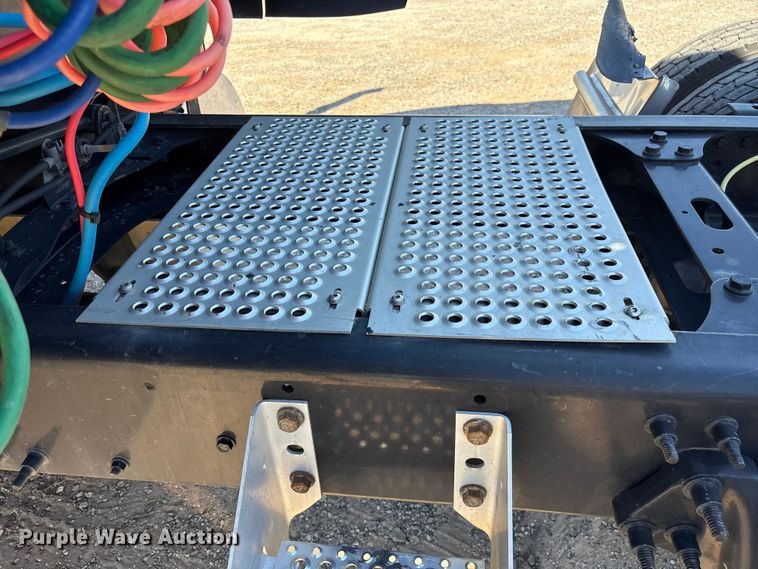 image for item EF1223 2021 International LT625 semi truck