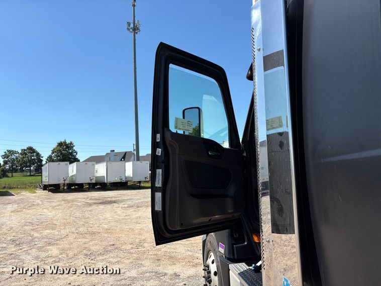 image for item EF1223 2021 International LT625 semi truck