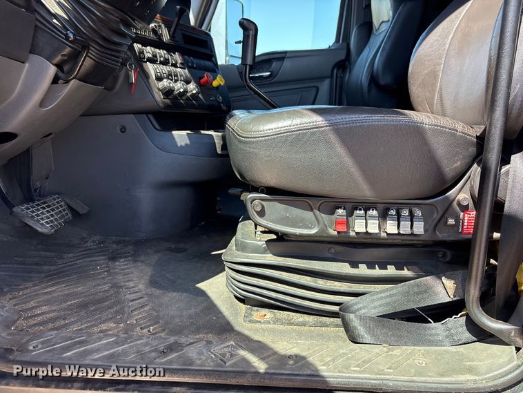 image for item EF1223 2021 International LT625 semi truck
