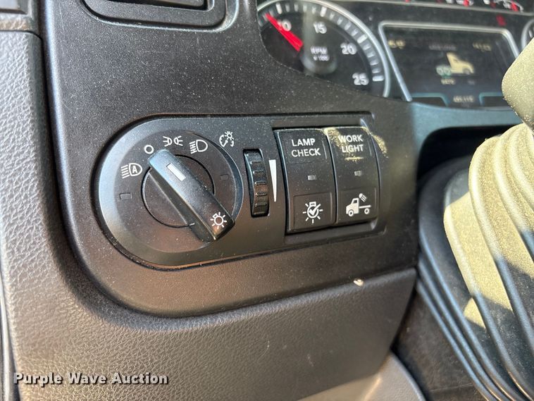 image for item EF1223 2021 International LT625 semi truck