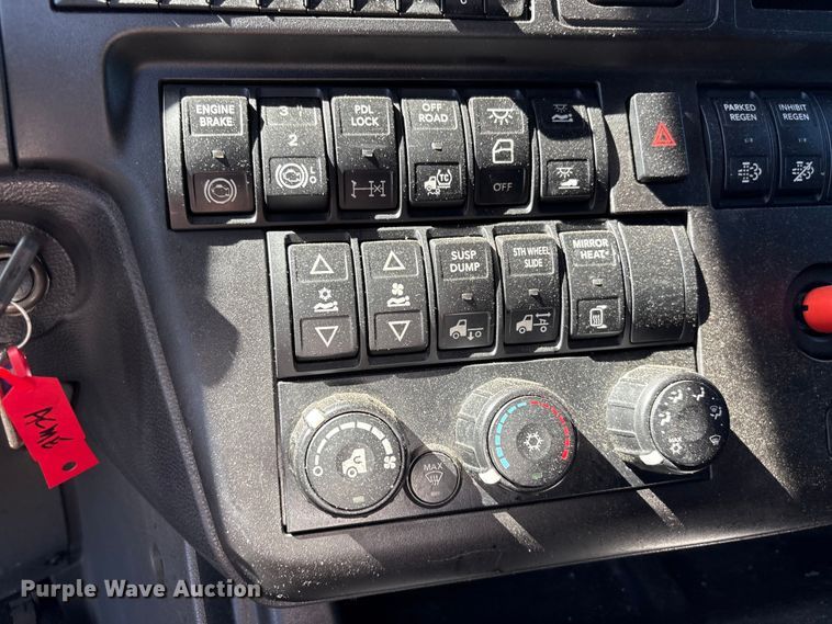 image for item EF1223 2021 International LT625 semi truck