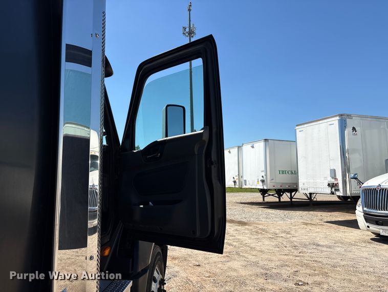 image for item EF1223 2021 International LT625 semi truck