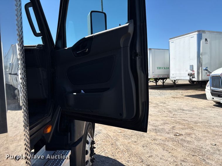 image for item EF1223 2021 International LT625 semi truck
