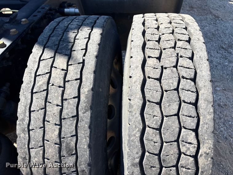 image for item EF1223 2021 International LT625 semi truck