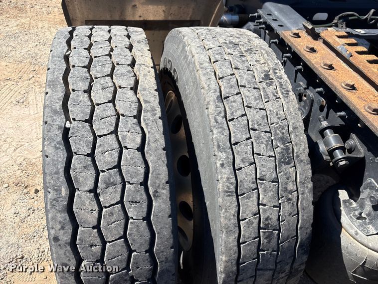 image for item EF1223 2021 International LT625 semi truck