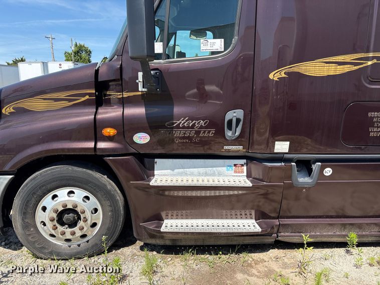 image for item EF1229 2014 Freightliner Cascadia semi truck