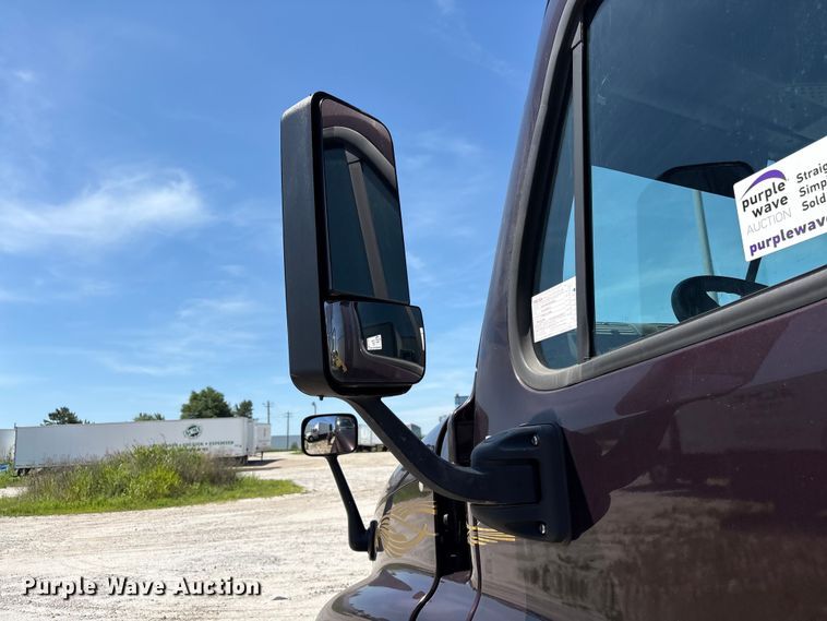 image for item EF1229 2014 Freightliner Cascadia semi truck