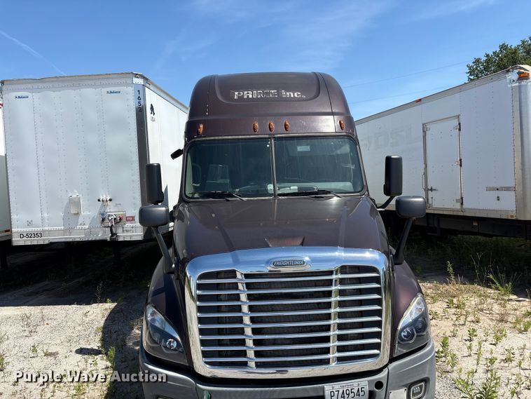 image for item EF1229 2014 Freightliner Cascadia semi truck