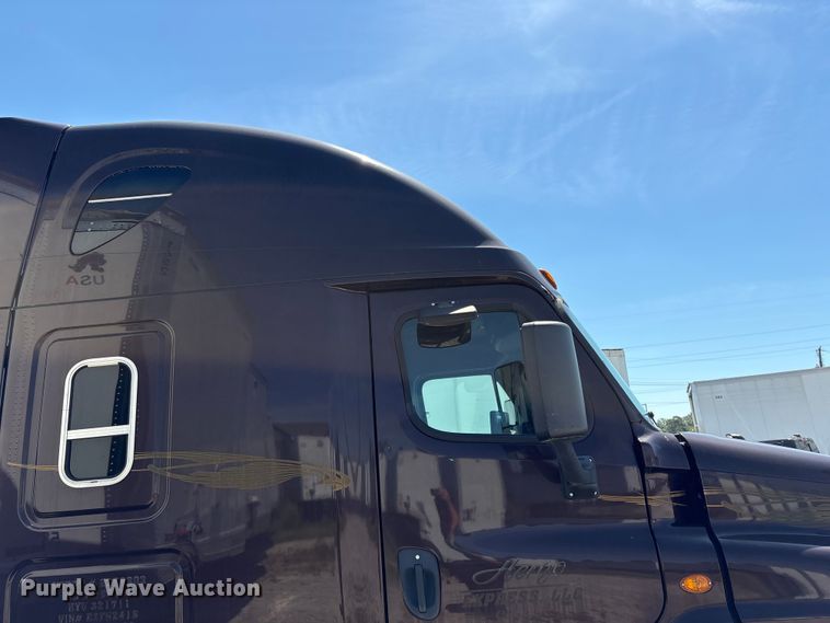 image for item EF1229 2014 Freightliner Cascadia semi truck