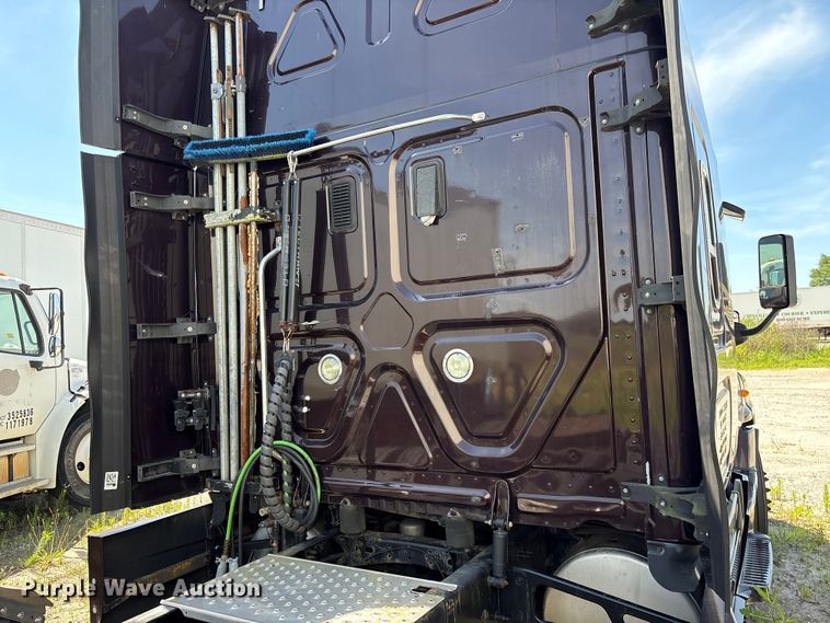 image for item EF1229 2014 Freightliner Cascadia semi truck