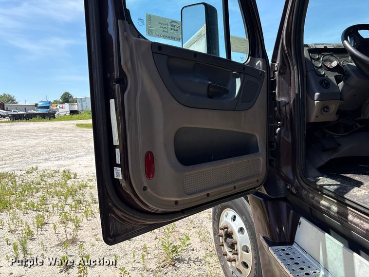 image for item EF1229 2014 Freightliner Cascadia semi truck