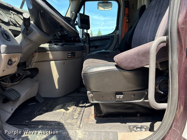 image for item EF1229 2014 Freightliner Cascadia semi truck