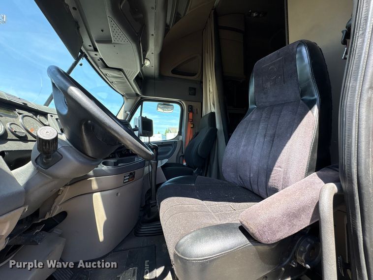 image for item EF1229 2014 Freightliner Cascadia semi truck
