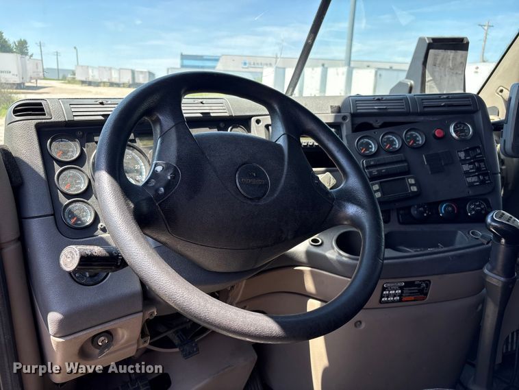 image for item EF1229 2014 Freightliner Cascadia semi truck