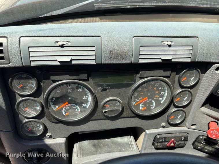 image for item EF1229 2014 Freightliner Cascadia semi truck