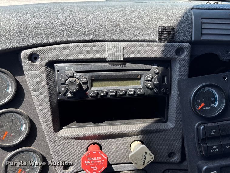 image for item EF1229 2014 Freightliner Cascadia semi truck