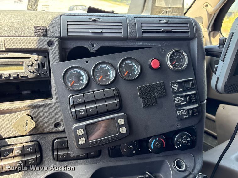 image for item EF1229 2014 Freightliner Cascadia semi truck
