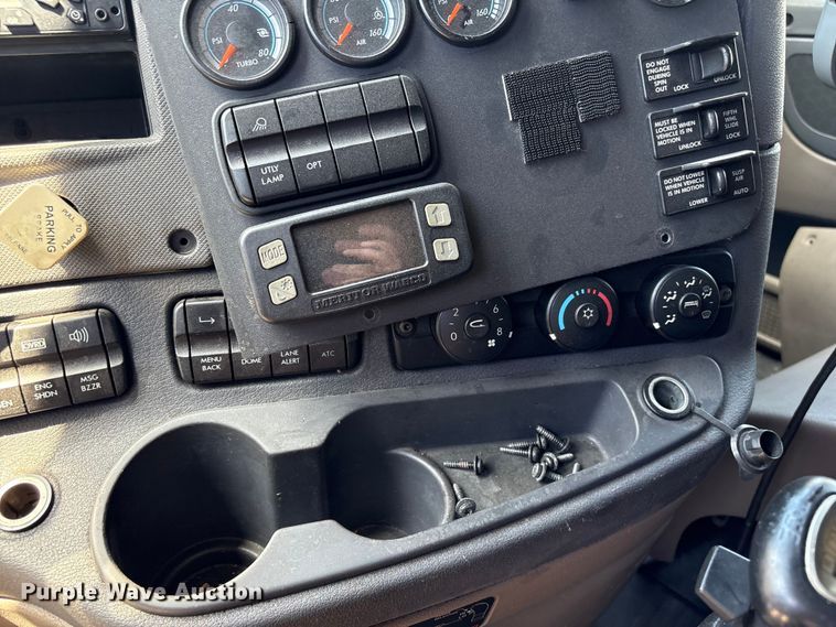 image for item EF1229 2014 Freightliner Cascadia semi truck