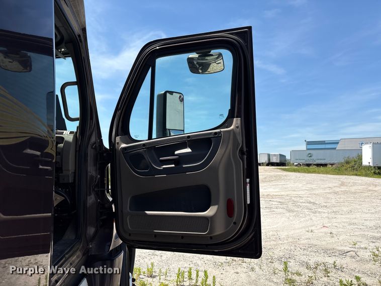 image for item EF1229 2014 Freightliner Cascadia semi truck
