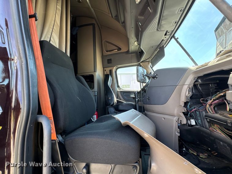 image for item EF1229 2014 Freightliner Cascadia semi truck