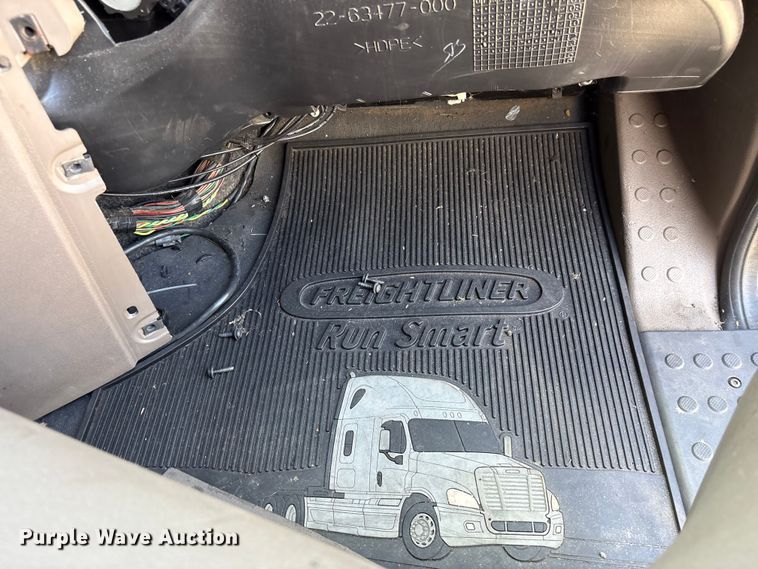 image for item EF1229 2014 Freightliner Cascadia semi truck