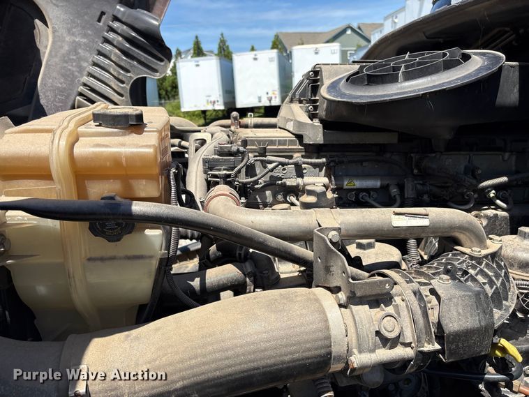 image for item EF1229 2014 Freightliner Cascadia semi truck