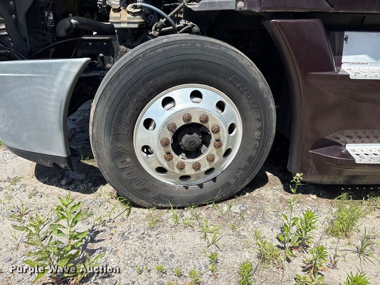 image for item EF1229 2014 Freightliner Cascadia semi truck
