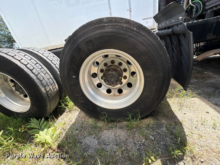 image for item EF1229 2014 Freightliner Cascadia semi truck