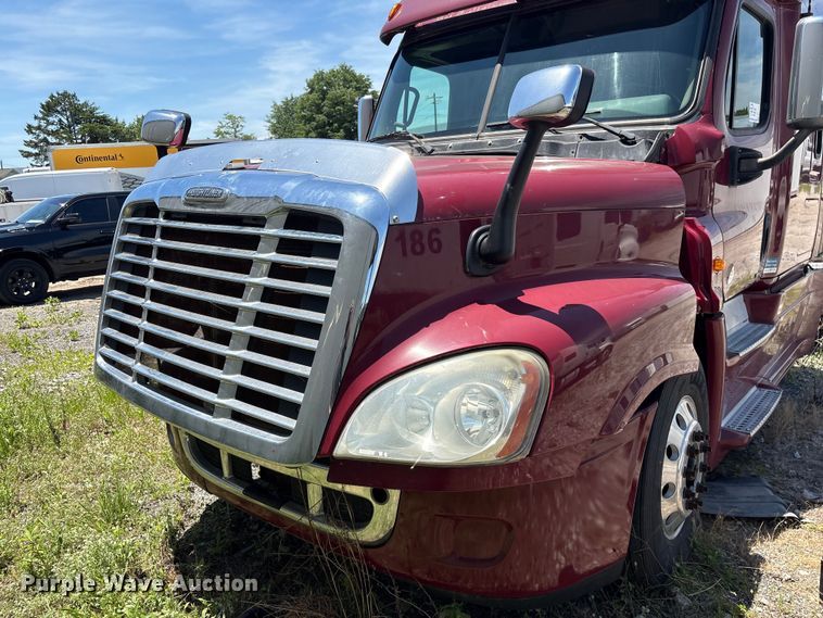 image for item EF1230 2012 Freightliner Cascadia semi truck