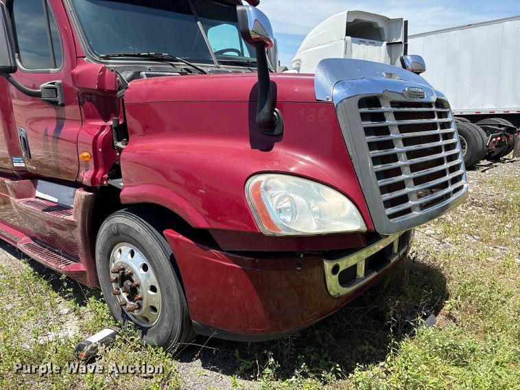 image for item EF1230 2012 Freightliner Cascadia semi truck