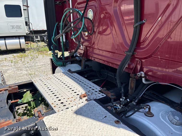image for item EF1230 2012 Freightliner Cascadia semi truck