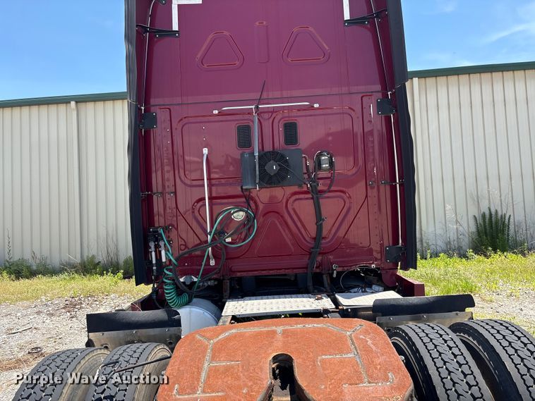 image for item EF1230 2012 Freightliner Cascadia semi truck