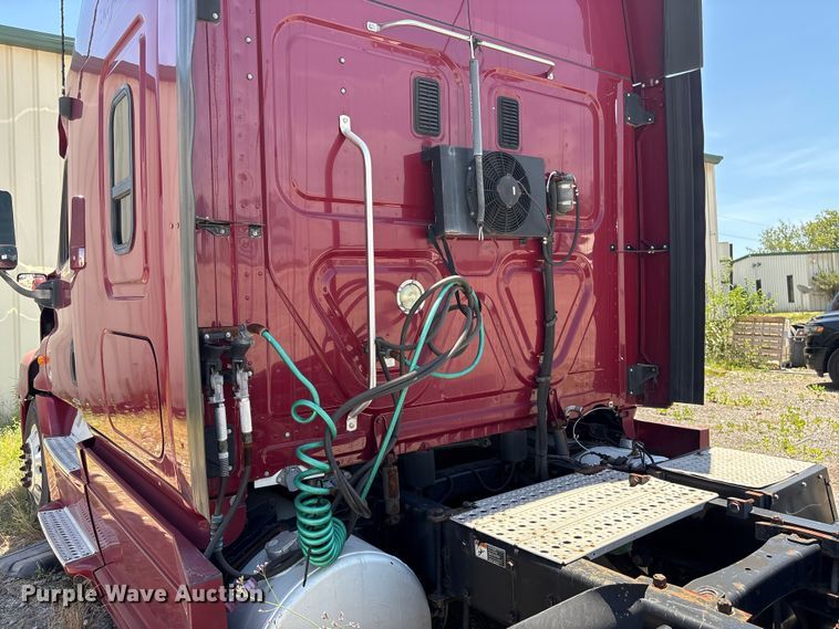 image for item EF1230 2012 Freightliner Cascadia semi truck
