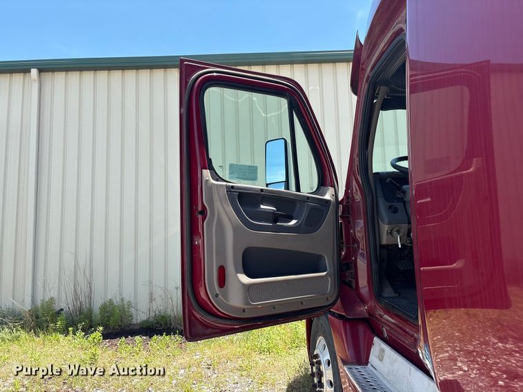 image for item EF1230 2012 Freightliner Cascadia semi truck