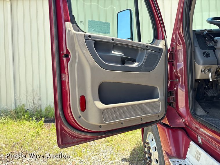 image for item EF1230 2012 Freightliner Cascadia semi truck