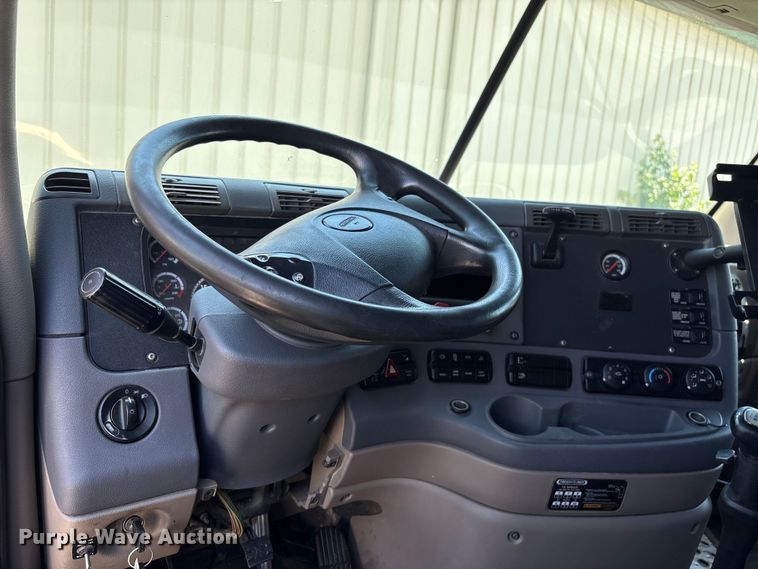 image for item EF1230 2012 Freightliner Cascadia semi truck