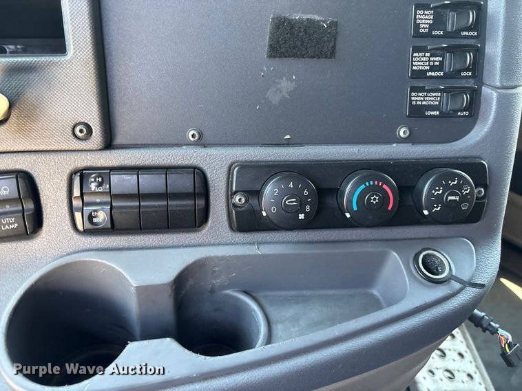 image for item EF1230 2012 Freightliner Cascadia semi truck