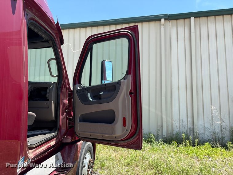 image for item EF1230 2012 Freightliner Cascadia semi truck