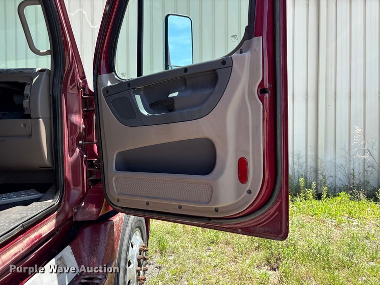 image for item EF1230 2012 Freightliner Cascadia semi truck