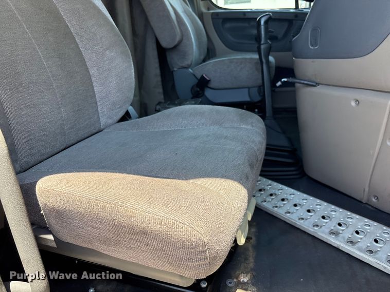 image for item EF1230 2012 Freightliner Cascadia semi truck