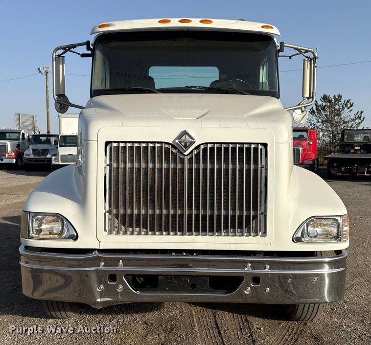 image for item EG1897 2006 International 9200i semi truck