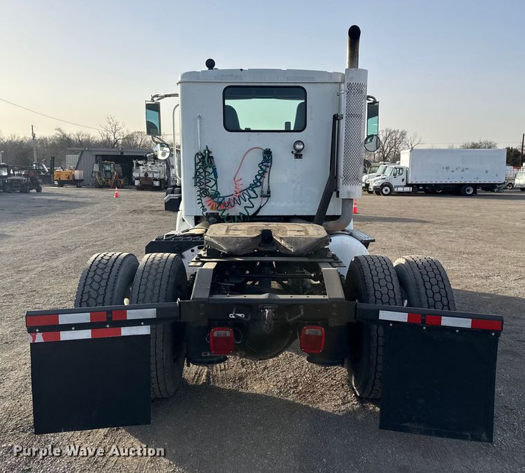 image for item EG1897 2006 International 9200i semi truck