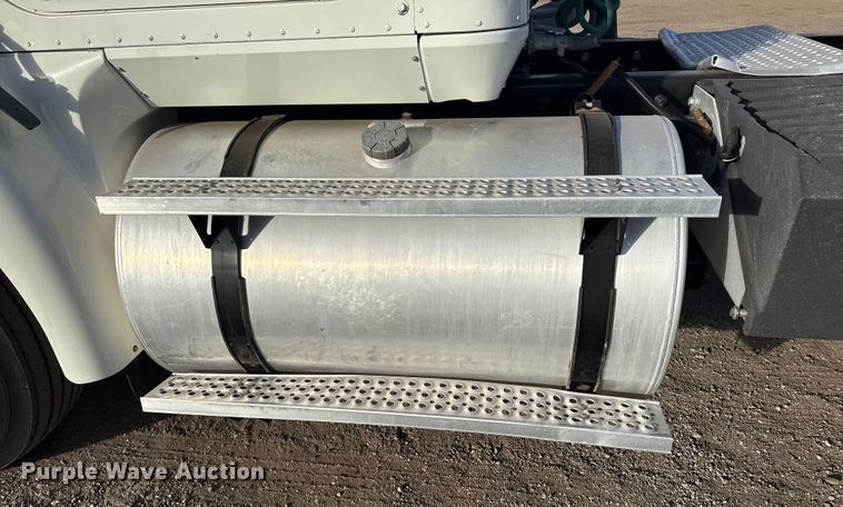 image for item EG1897 2006 International 9200i semi truck
