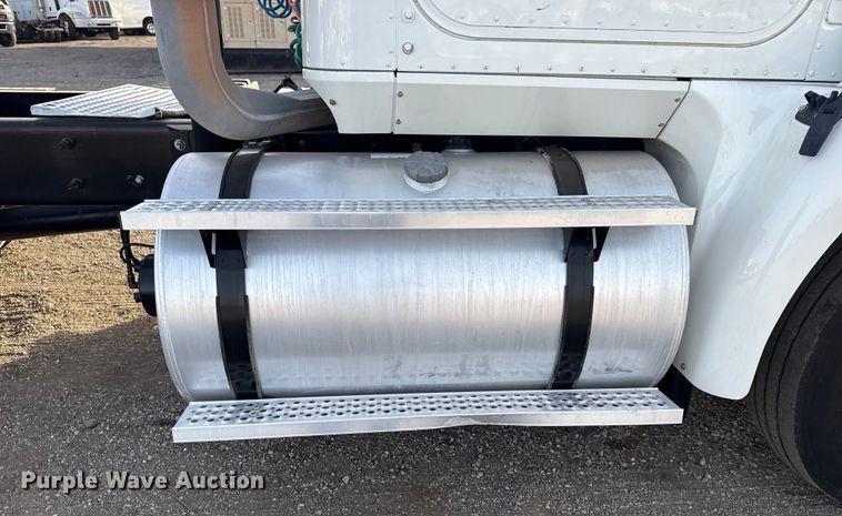 image for item EG1897 2006 International 9200i semi truck