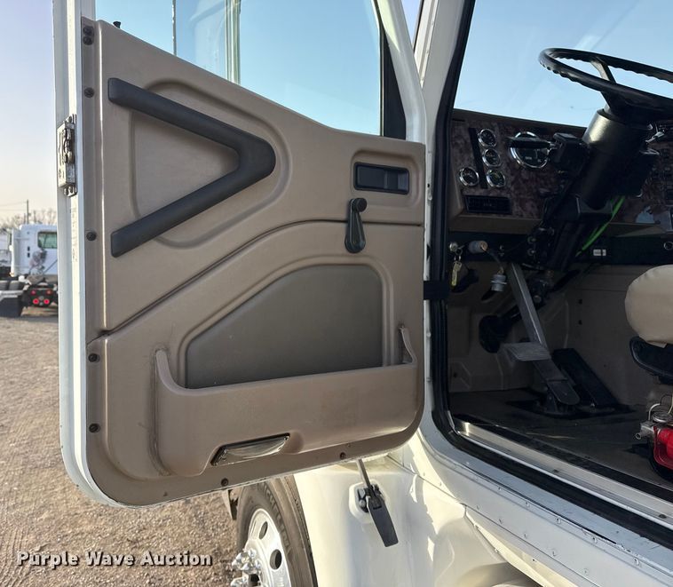 image for item EG1897 2006 International 9200i semi truck