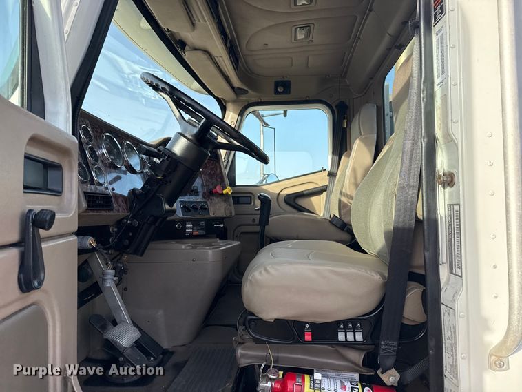 image for item EG1897 2006 International 9200i semi truck