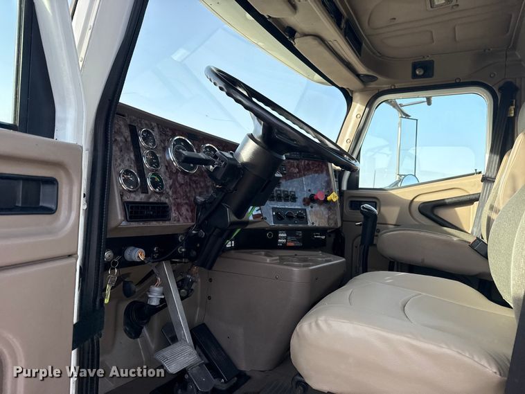 image for item EG1897 2006 International 9200i semi truck