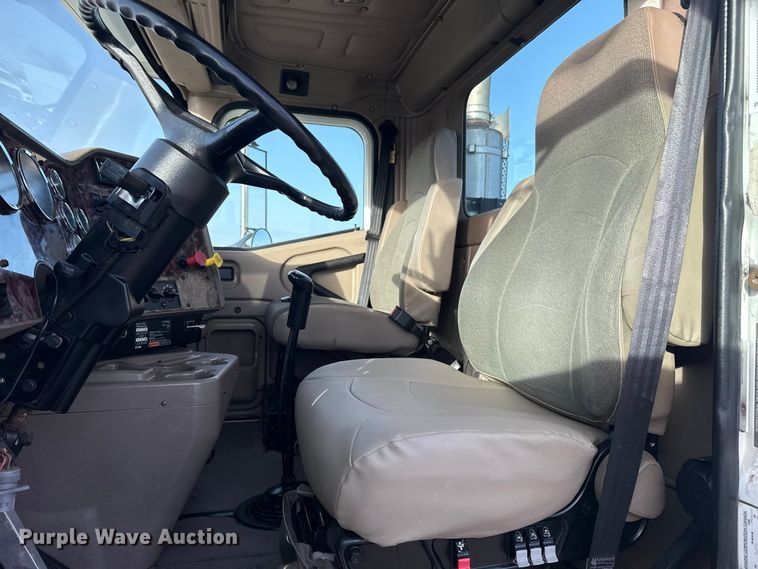 image for item EG1897 2006 International 9200i semi truck